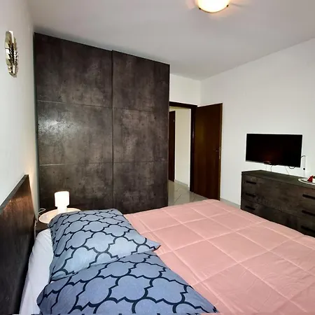 Maja For Max 5 Persons With Pool Gulici, Pet Friendly פורץ